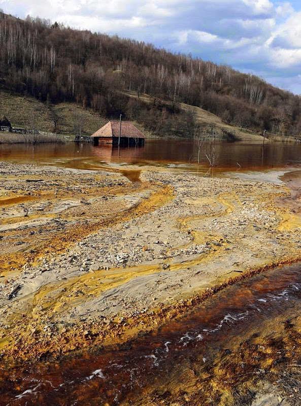 ジャマナ村とは ルーマニアの真っ赤な汚染湖に沈んだ村を解説 雑学サークル